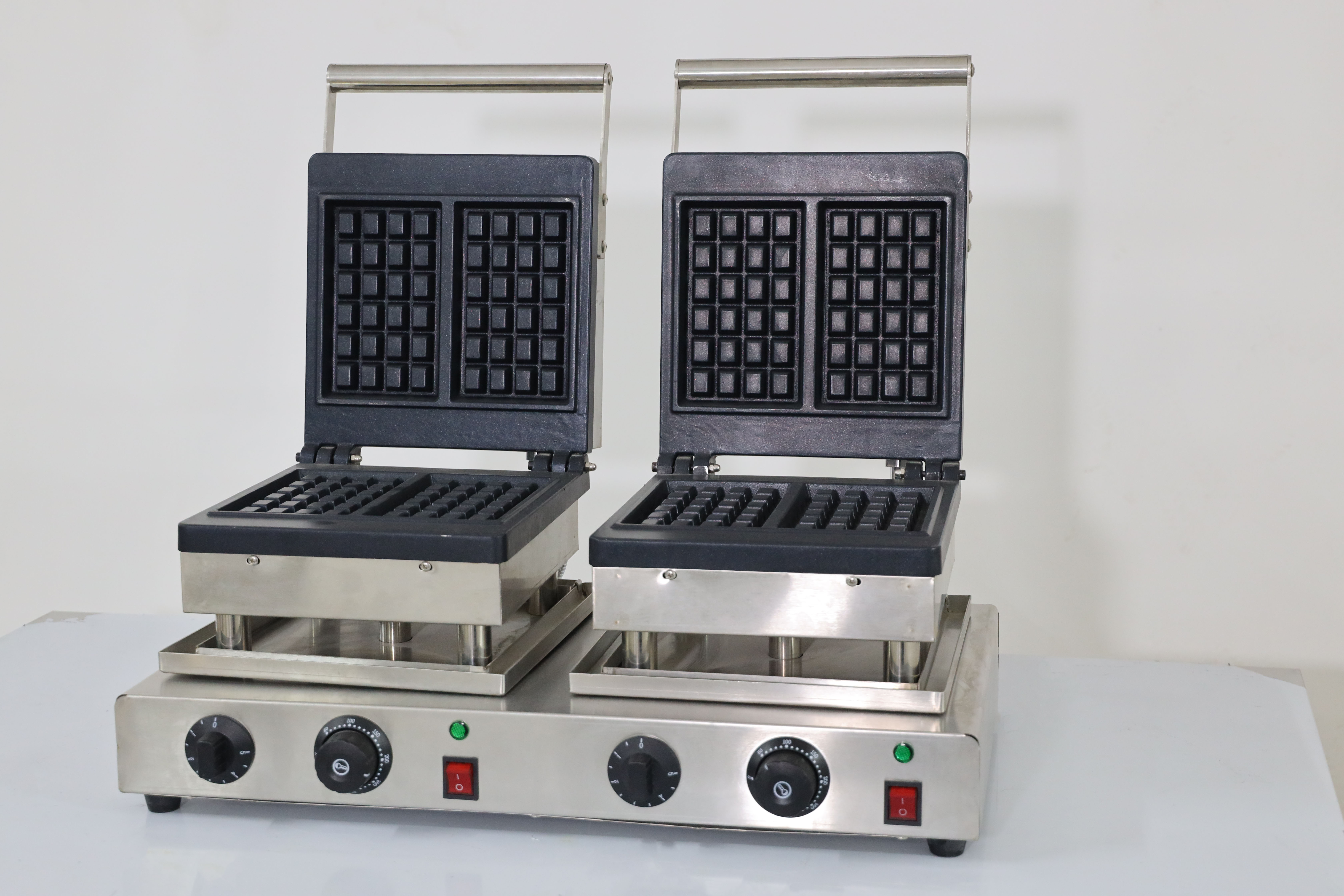 ماكنة وافل 4 مربعات