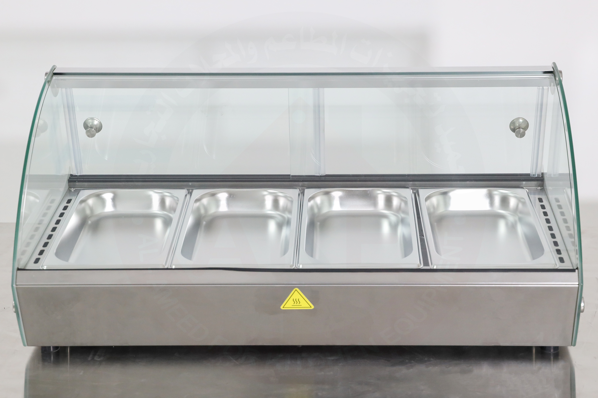 حموم عرض طعام على الكاونتر