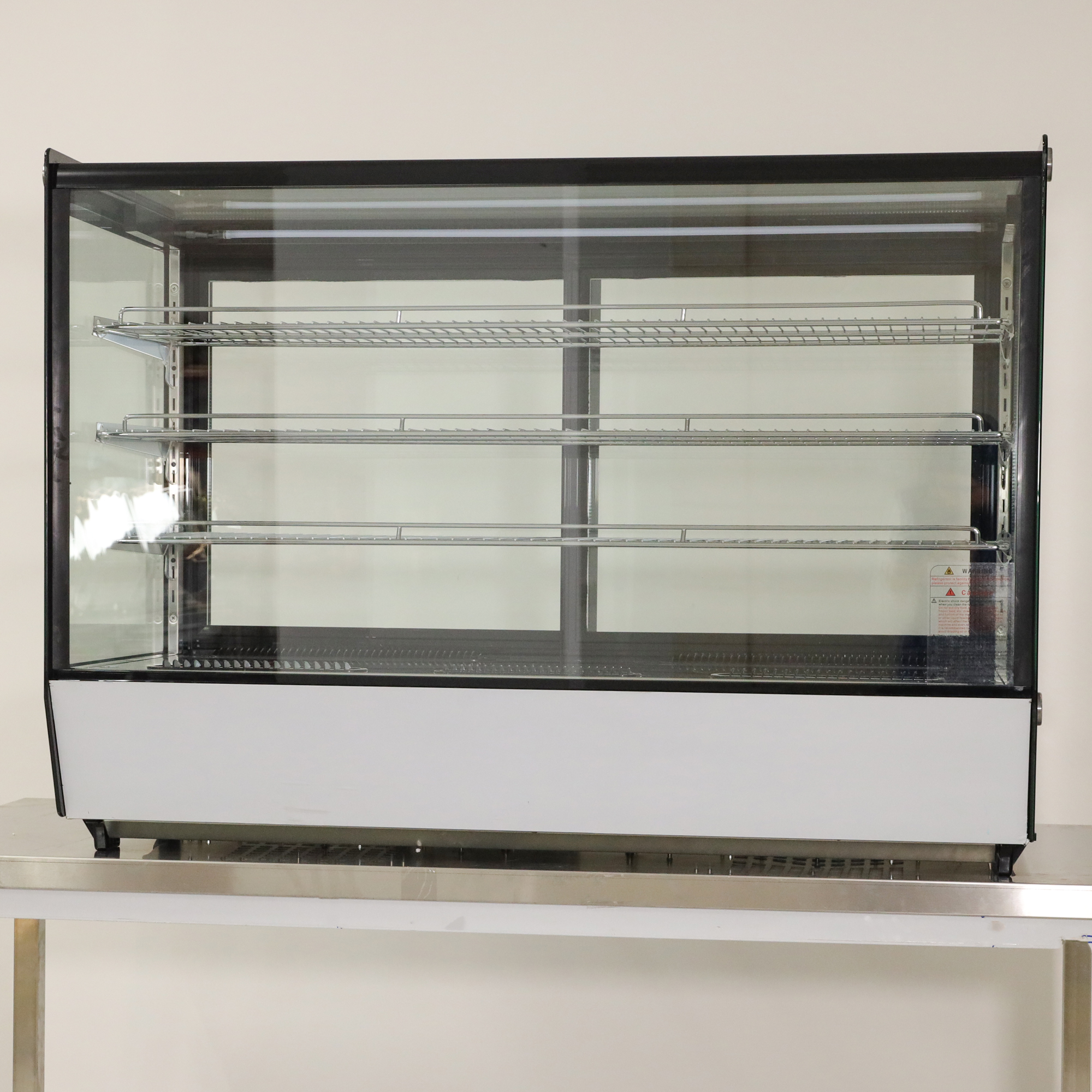 ثلاجة عرض على الكاونتر