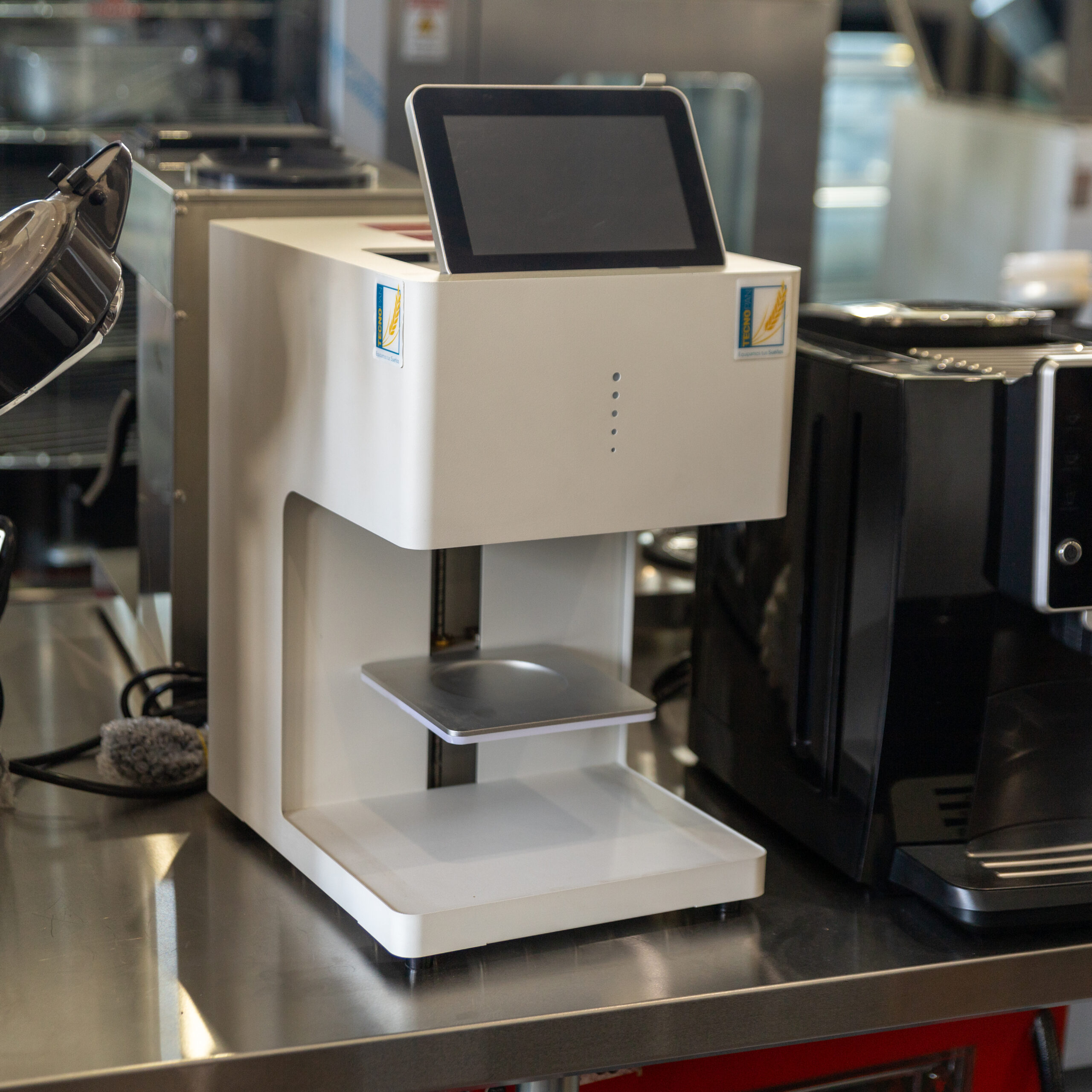 طابعة على وجه الكأس