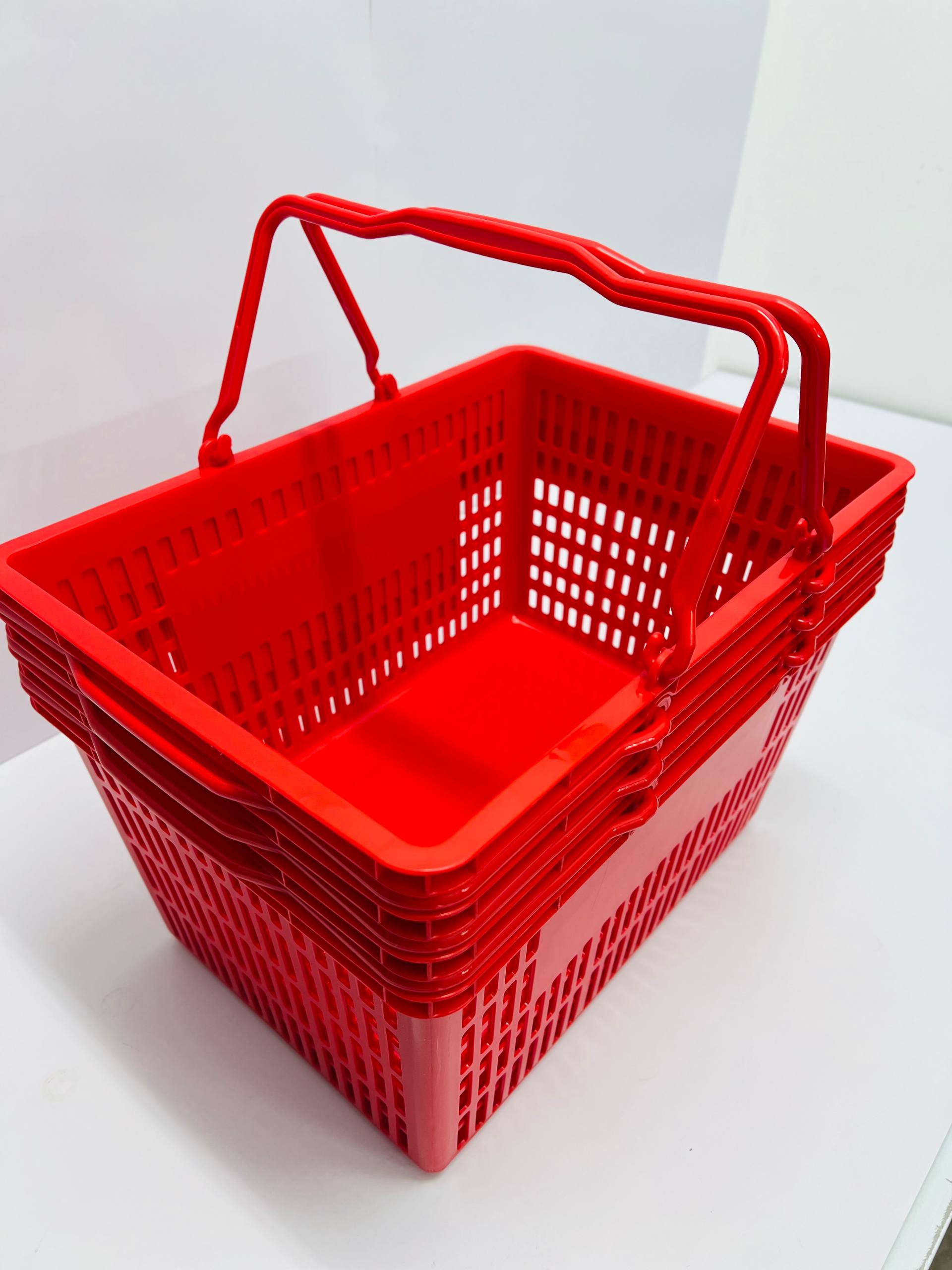 سلة تسوق بلاستيك لون أحمر